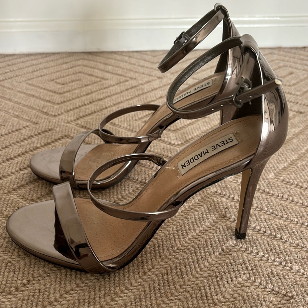 Steve Madden silver strap it pump